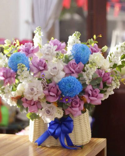 <img src='https://andy.vn/image/cache/data/product/116202647-400x500.jpg' height='400px'> Giỏ hoa tặng bạn