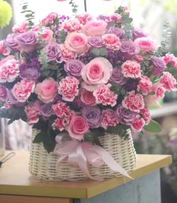 Giỏ hoa màu hồng Giỏ hoa màu hồng