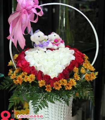 Giỏ hoa hồng và gấu bông