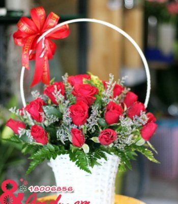 Giỏ hoa hồng đỏ và sao tím