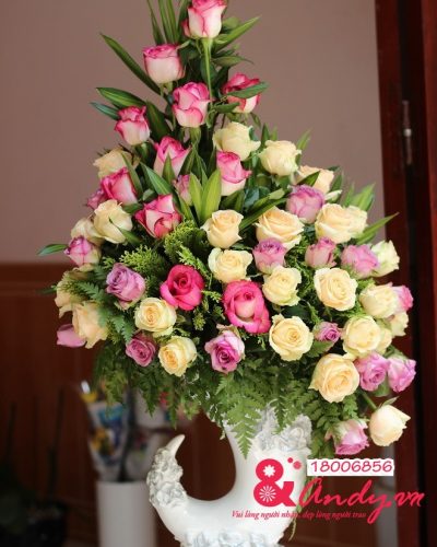 Bình hoa hồng ngà voi