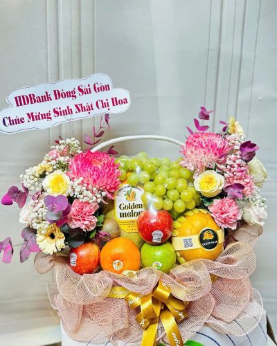 <img src='https://andy.vn/image/cache/data/product/z5852334354301576ce86cdfa42061e4212e75eda348ae-400x500.jpg' height='400px'> Giỏ Hoa Quả Chúc Mừng