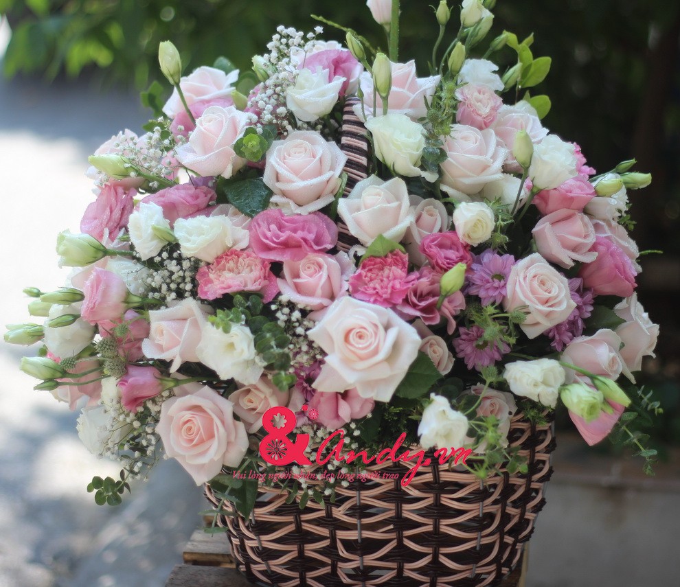 Hãy thưởng thức một món quà sáng tạo với giỏ hoa đẹp. Tận hưởng màu sắc tươi tắn và hương thơm lưu truyền từ các loài hoa. Mỗi giỏ hoa đều được thiết kế độc đáo và đẹp mắt để làm hài lòng người nhận.